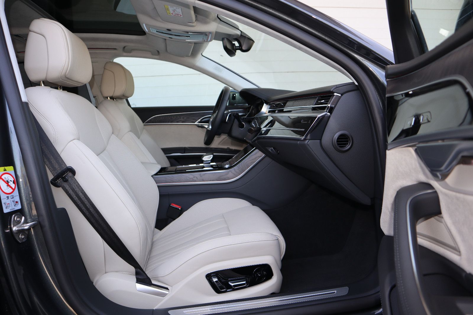 Audi A8L 60 TFSI e lang BLACK - Samsaru's Car Outlet