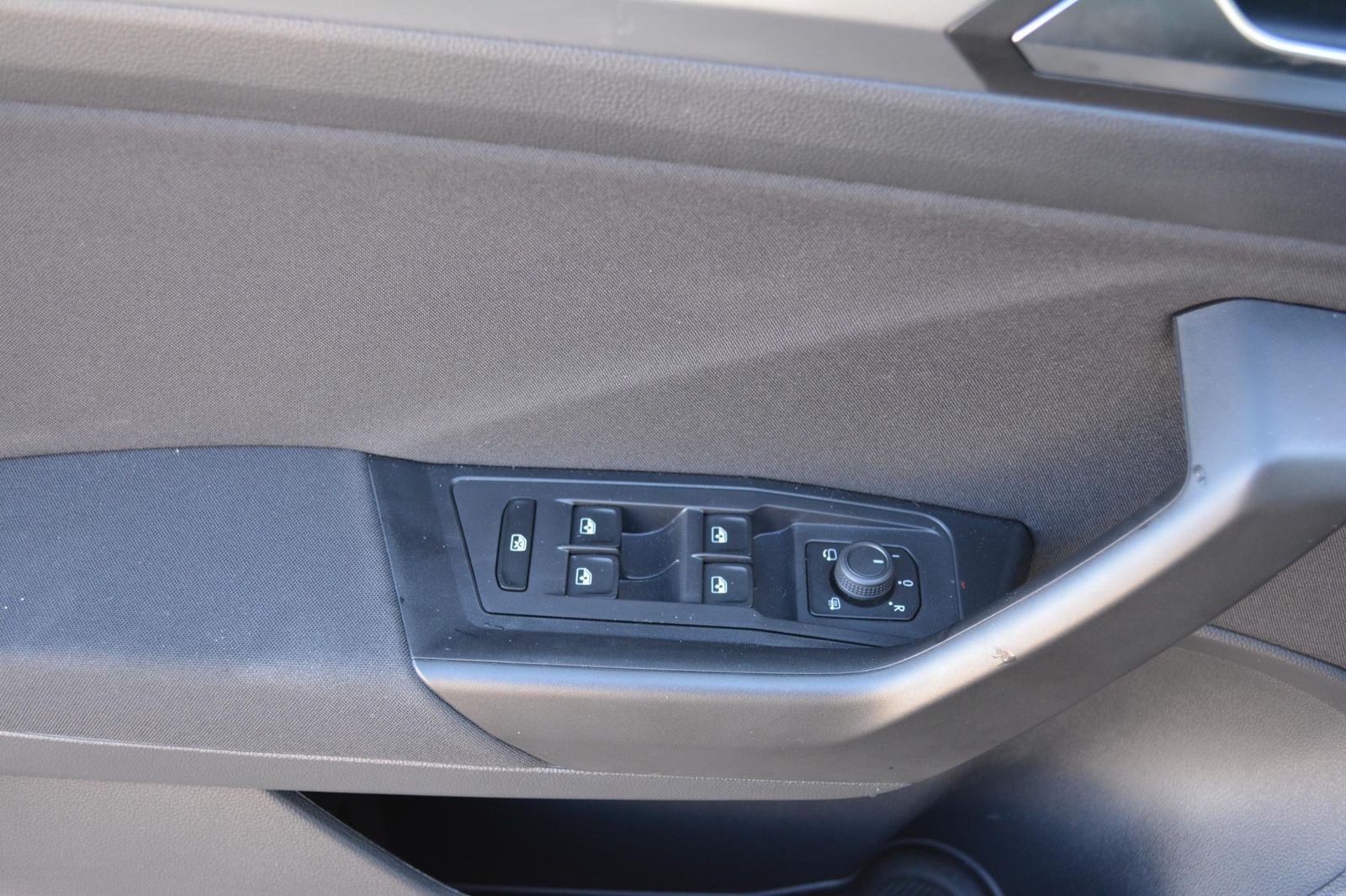 Volkswagen T-Roc Life Plus - Samsaru's Car Outlet