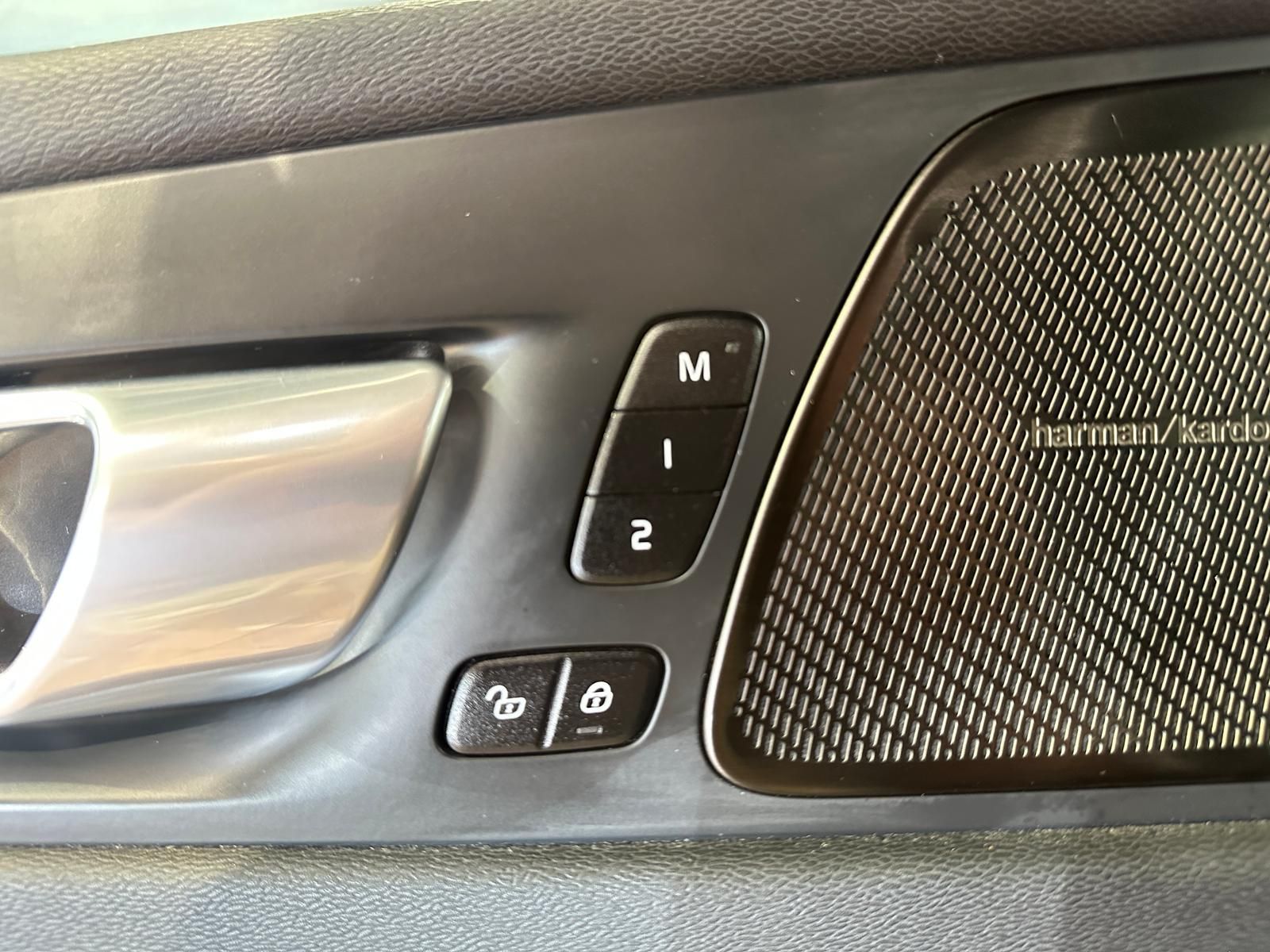 Volvo XC60 B4D AWD PLUS DARK VLED ACC HK 4xSHZ DRIV-AS