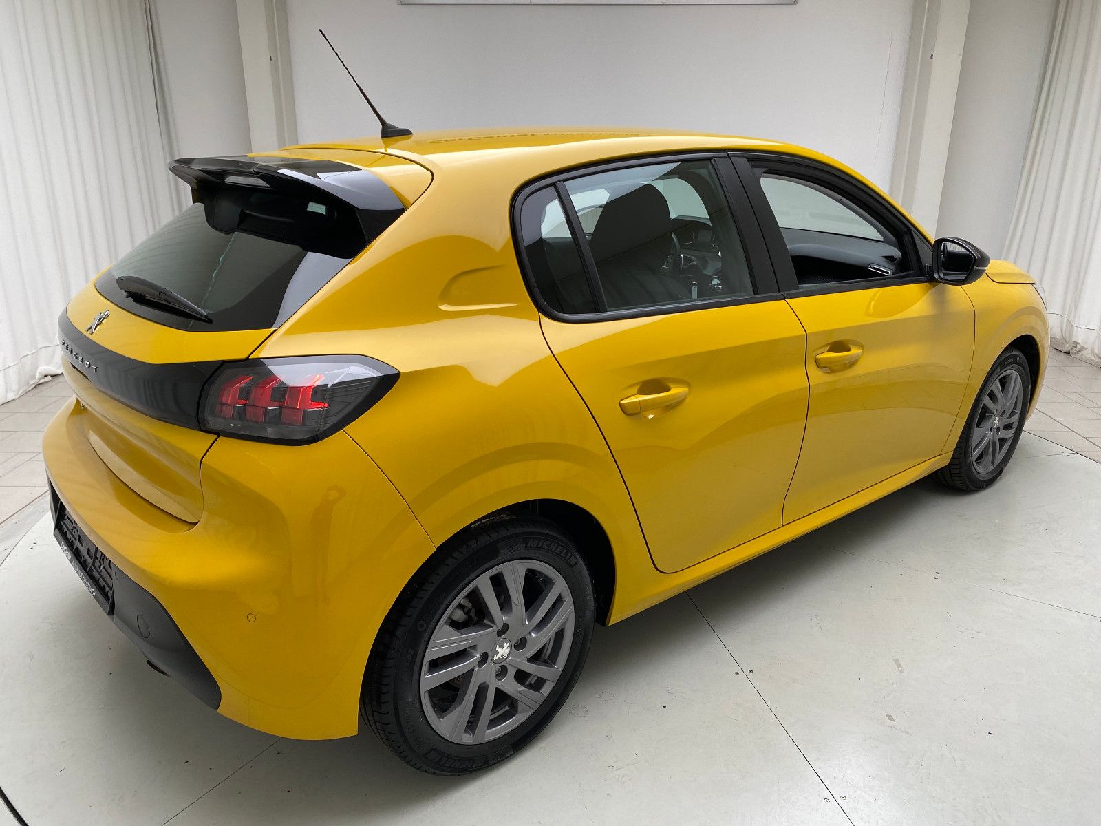 Peugeot 208 Active Pack 1.2 Automatik - Samsaru's Car Outlet