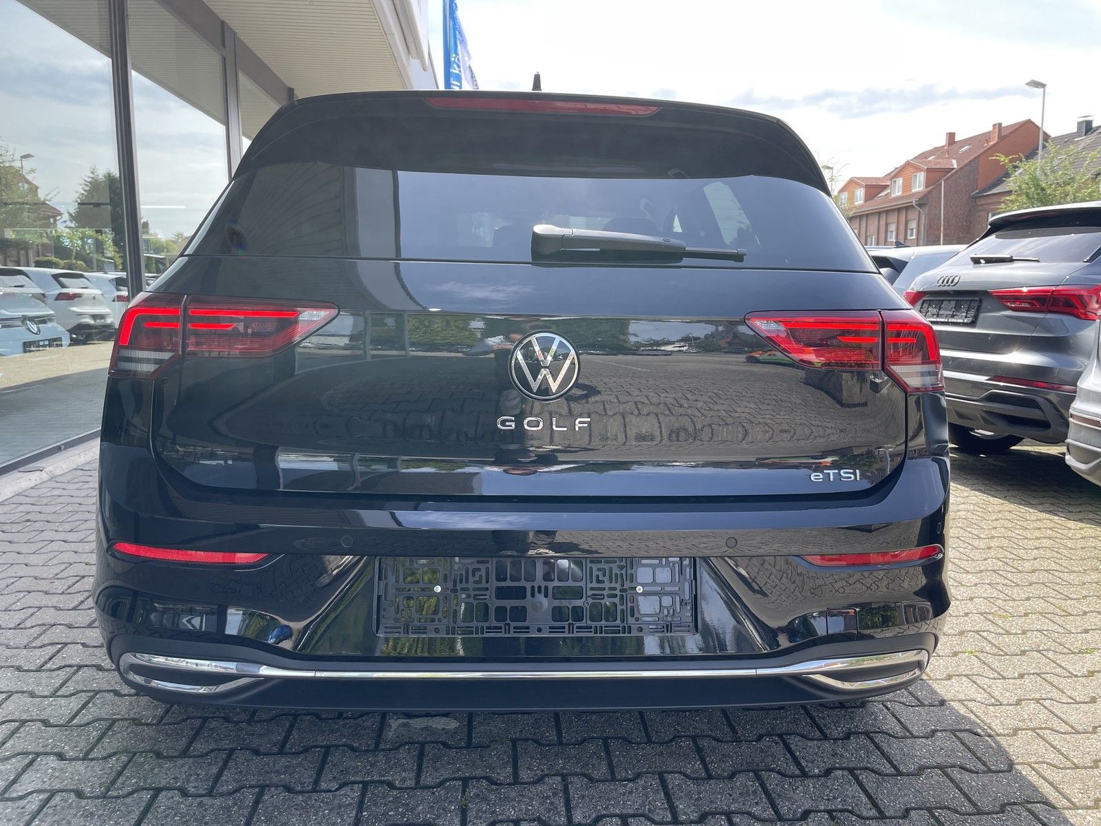 Volkswagen Golf VIII Move eTSI - Samsaru's Car Outlet