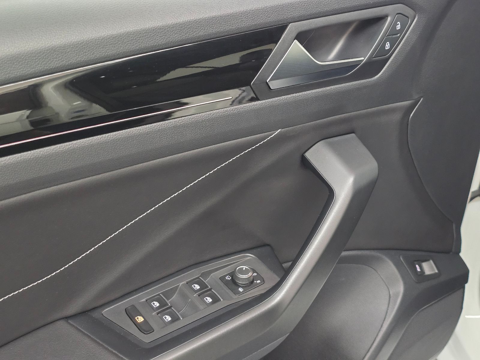 Volkswagen T-Roc R-Line Sport - Samsaru's Car Outlet