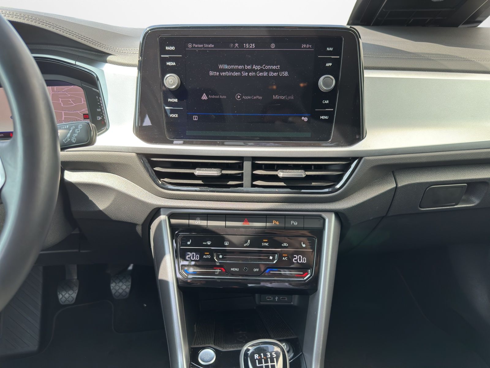 Volkswagen T-Roc 1.5 TSI Life - Samsaru's Car Outlet