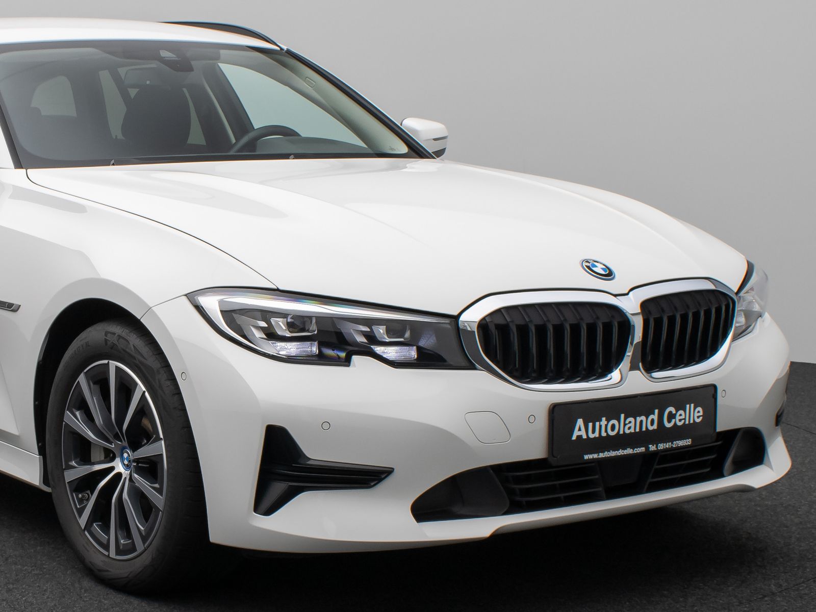 BMW 330e - Samsaru's Car Outlet