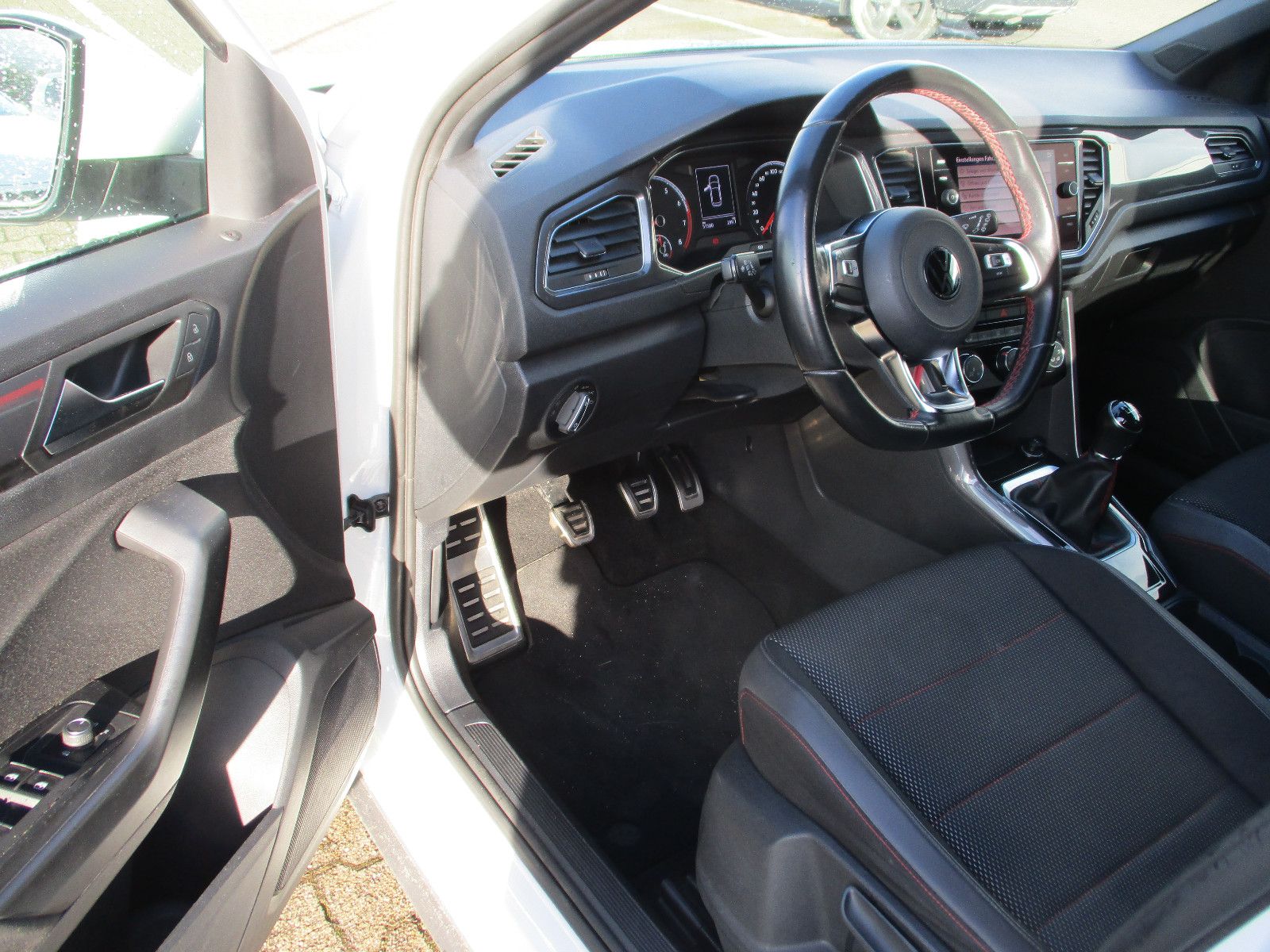 Volkswagen T-Roc Sport - Samsaru's Car Outlet
