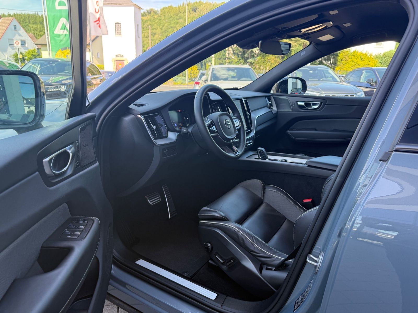 Volvo XC60 R-Design - Samsaru's Car Outlet