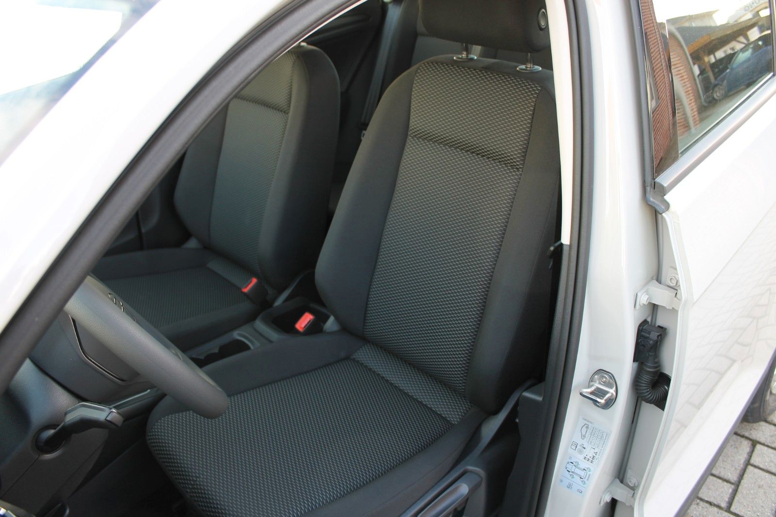 Volkswagen T-Roc 1.0 TSi - Samsaru's Car Outlet