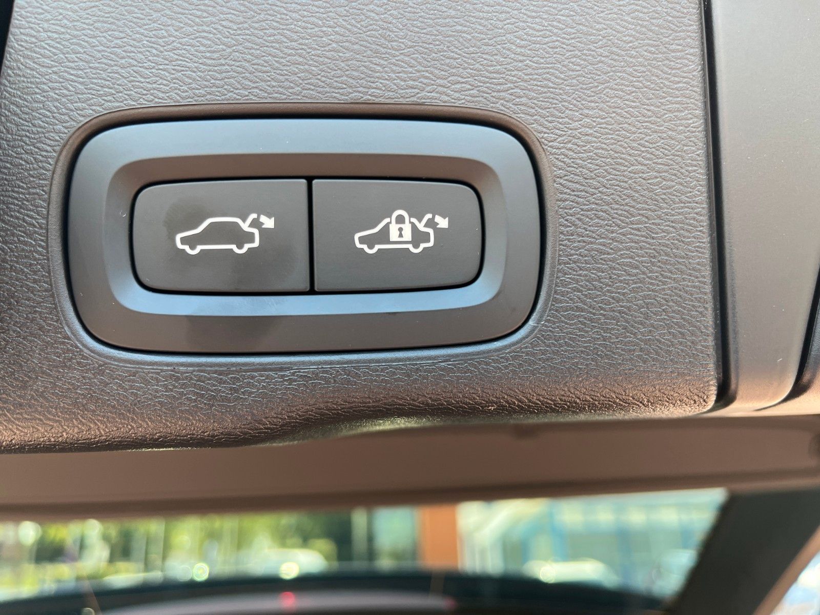 Volvo XC60 T6 Plug-in Hybrid ULTRA BLACK EDITION - Samsaru's Car Outlet