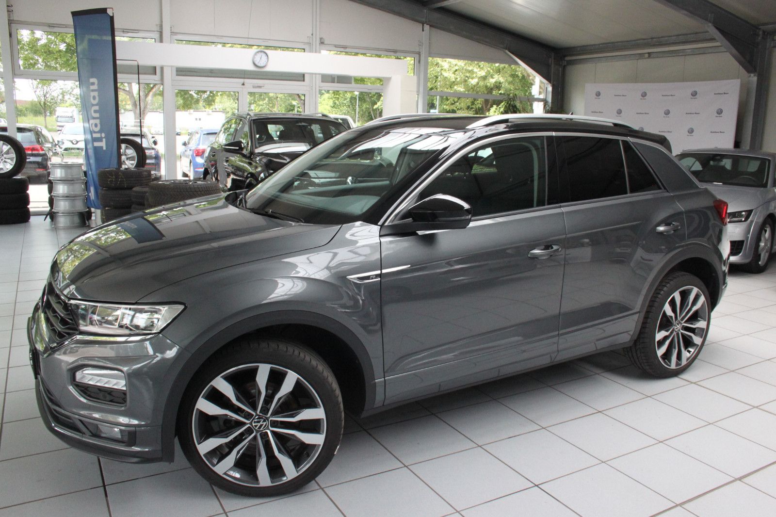 Volkswagen T-Roc R-Line DSG - Samsaru's Car Outlet