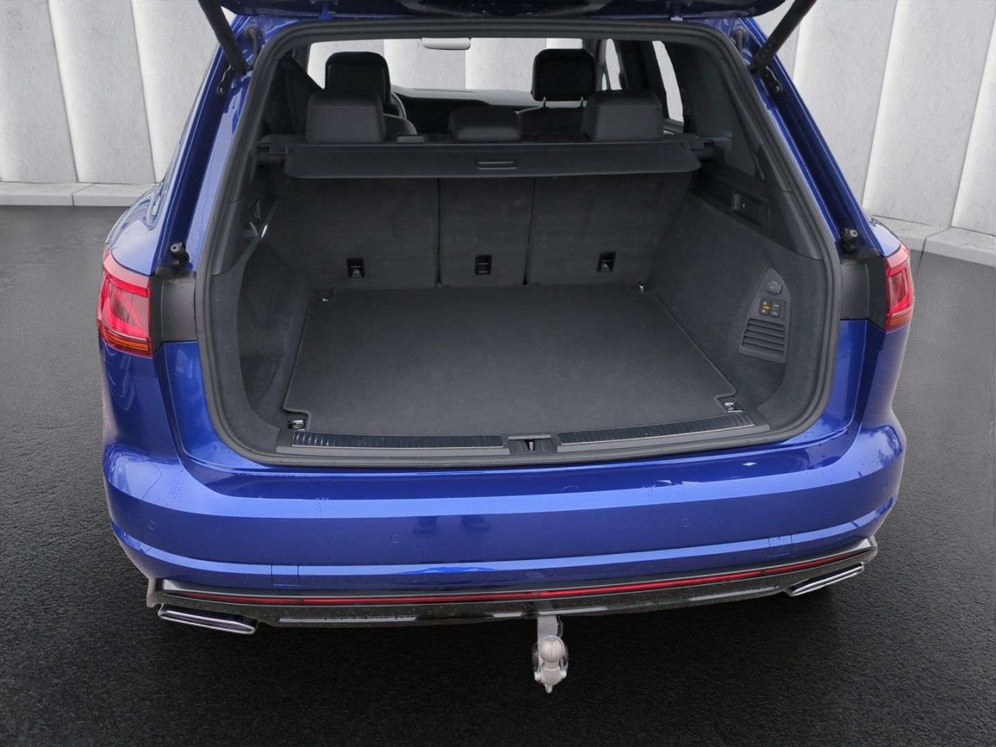 Volkswagen Touareg R-LINE 4M - Samsaru's Car Outlet