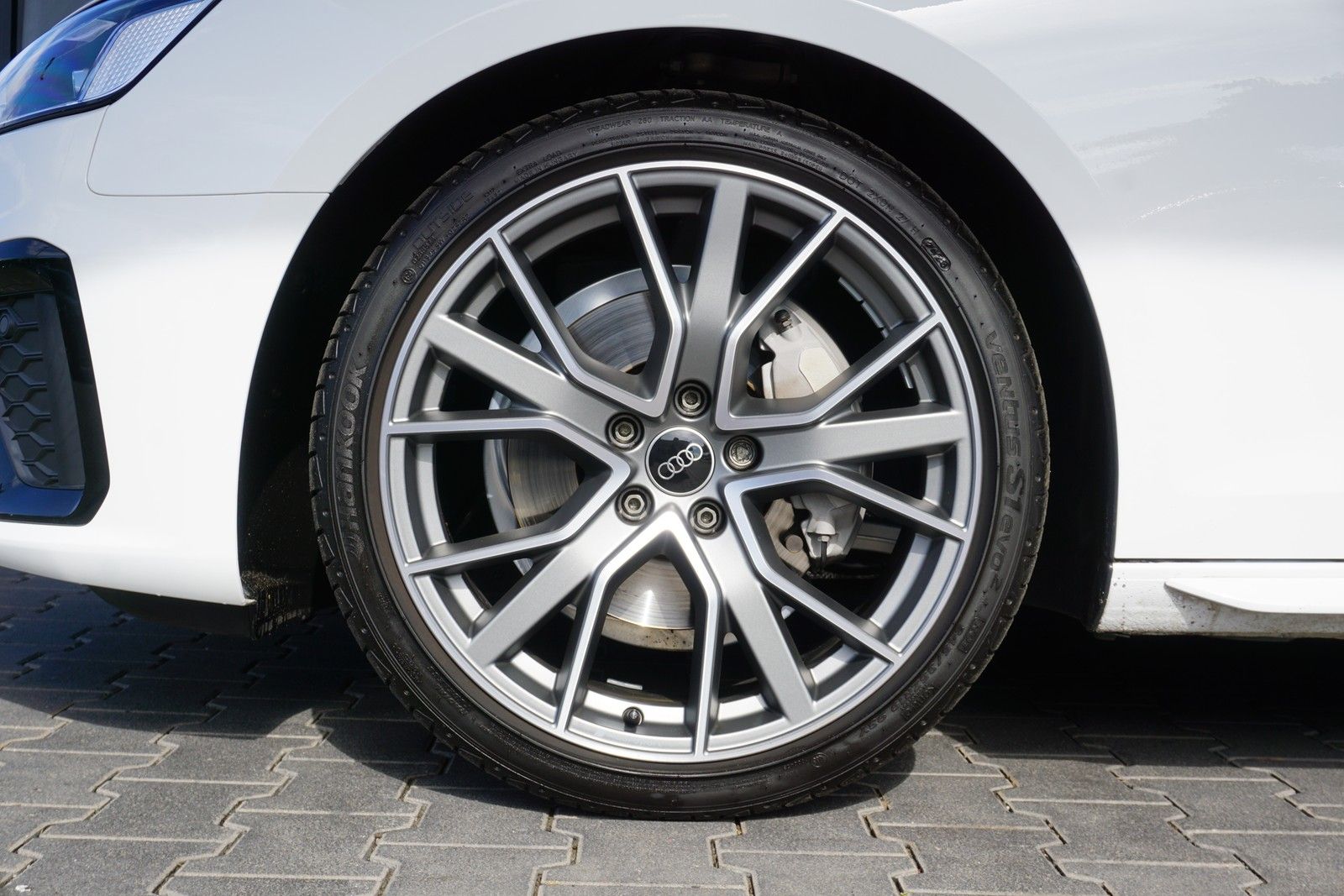 Audi A4 Avant 40 TDi S tronic S line - Samsaru's Car Outlet