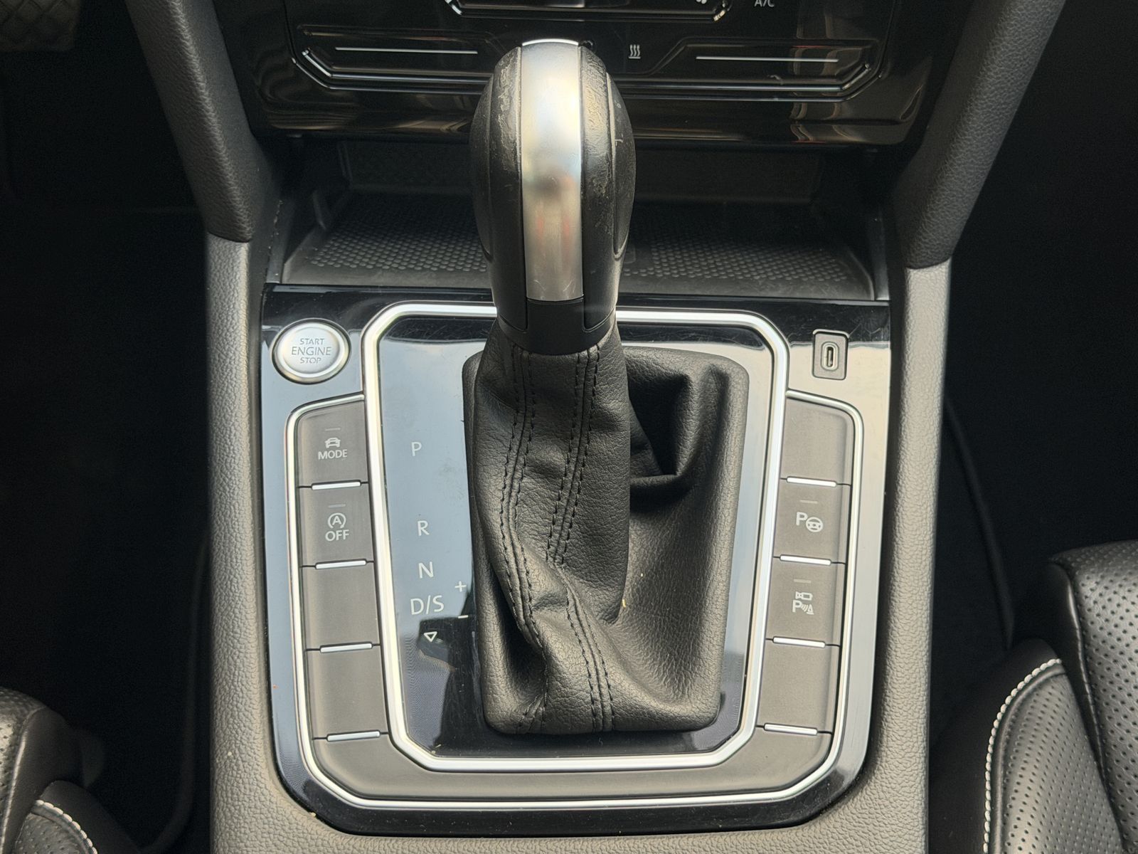 Volkswagen Passat R-Line LED Virtual Pano Massage H&K AHK