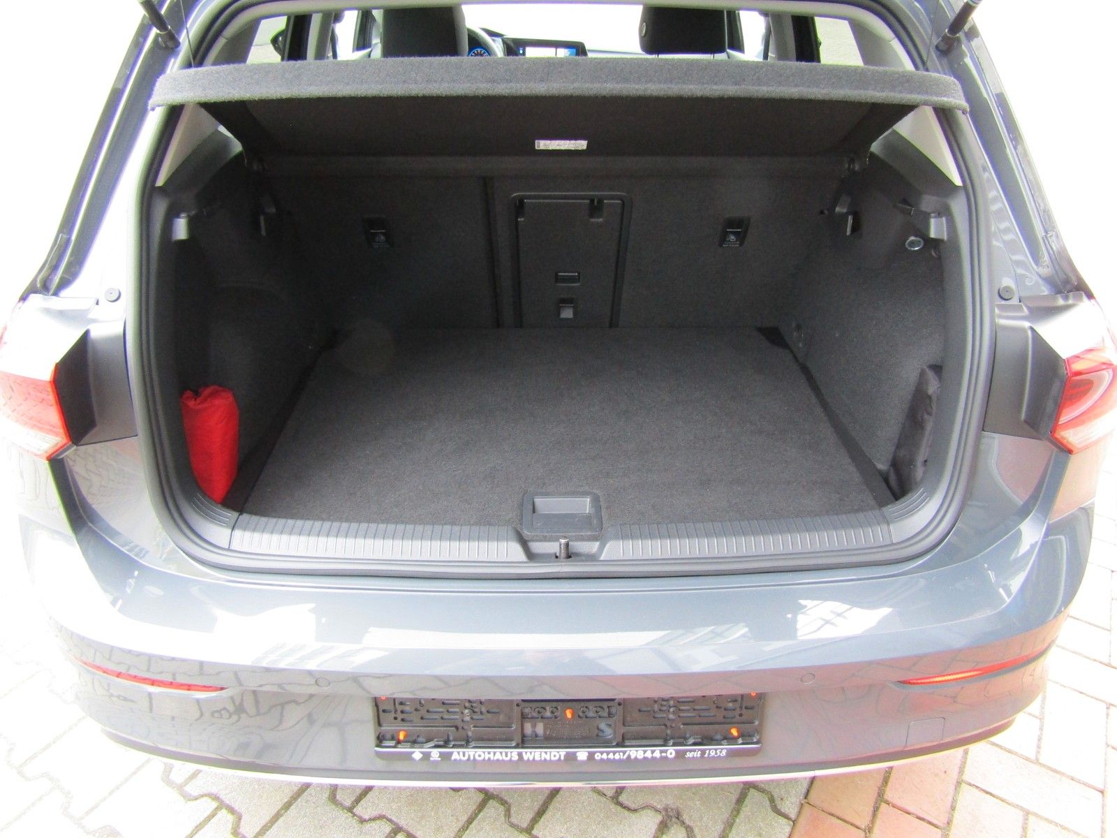 Volkswagen Golf VIII 1.5 TSI - Samsaru's Car Outlet