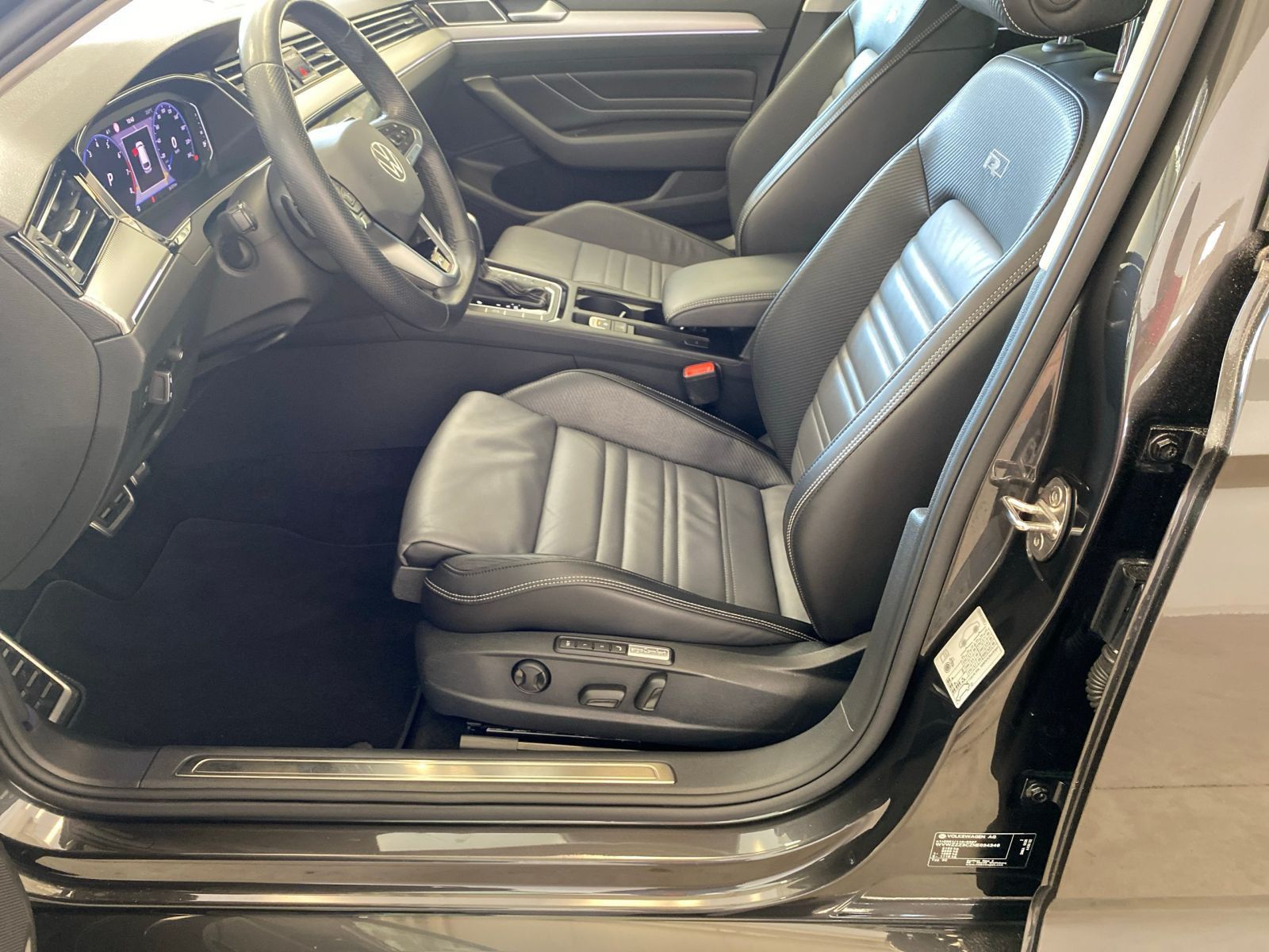 Volkswagen Passat Variant 2.0 TSI Elegance R-Line - Samsaru's Car Outlet