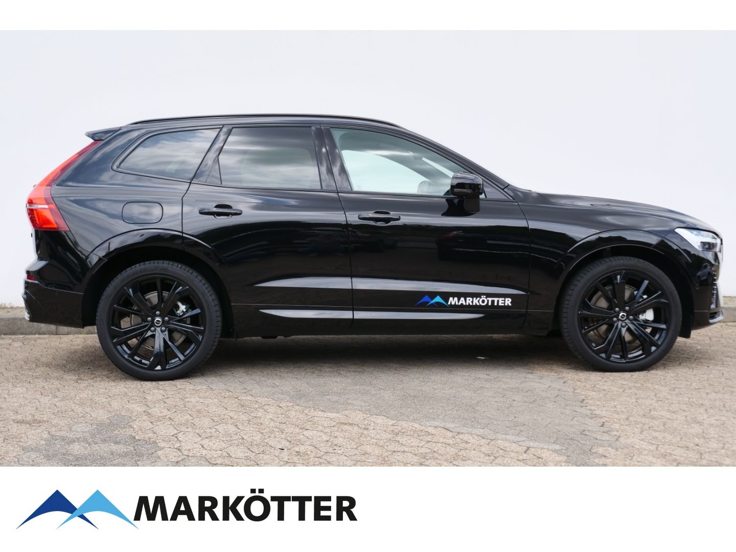 Volvo XC60 Plus Black Edition Plug-In Hybrid AWD T6 - Samsaru's Car Outlet
