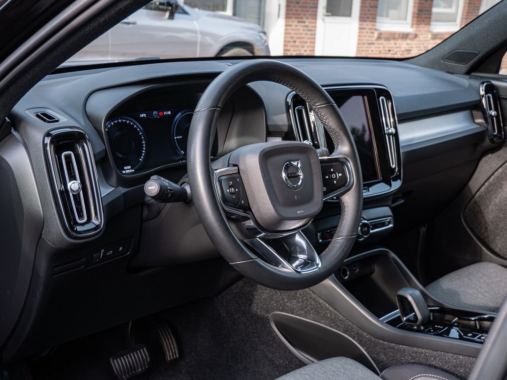Volvo XC40 T5 Plus Dark Recharge Plug-In Hybrid / AHK
