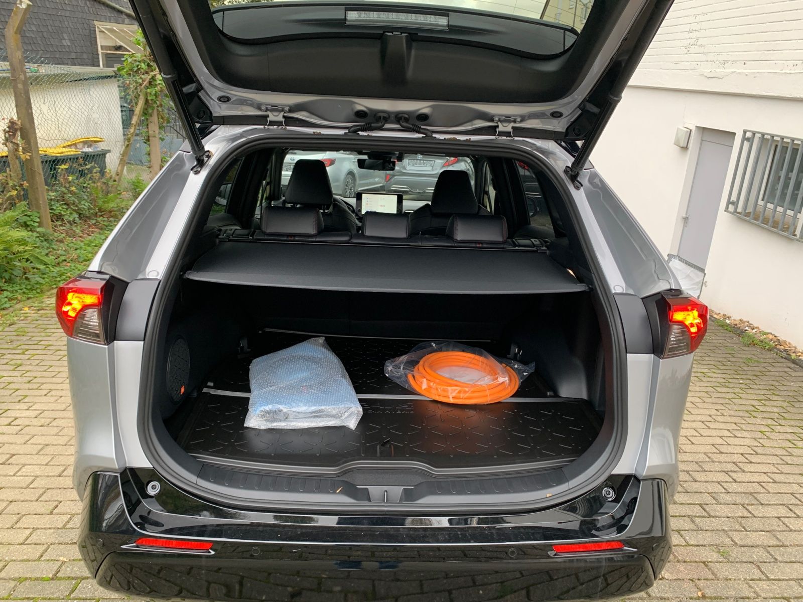 Toyota RAV4 Plug-in Hybrid Style - Samsaru's Car Outlet