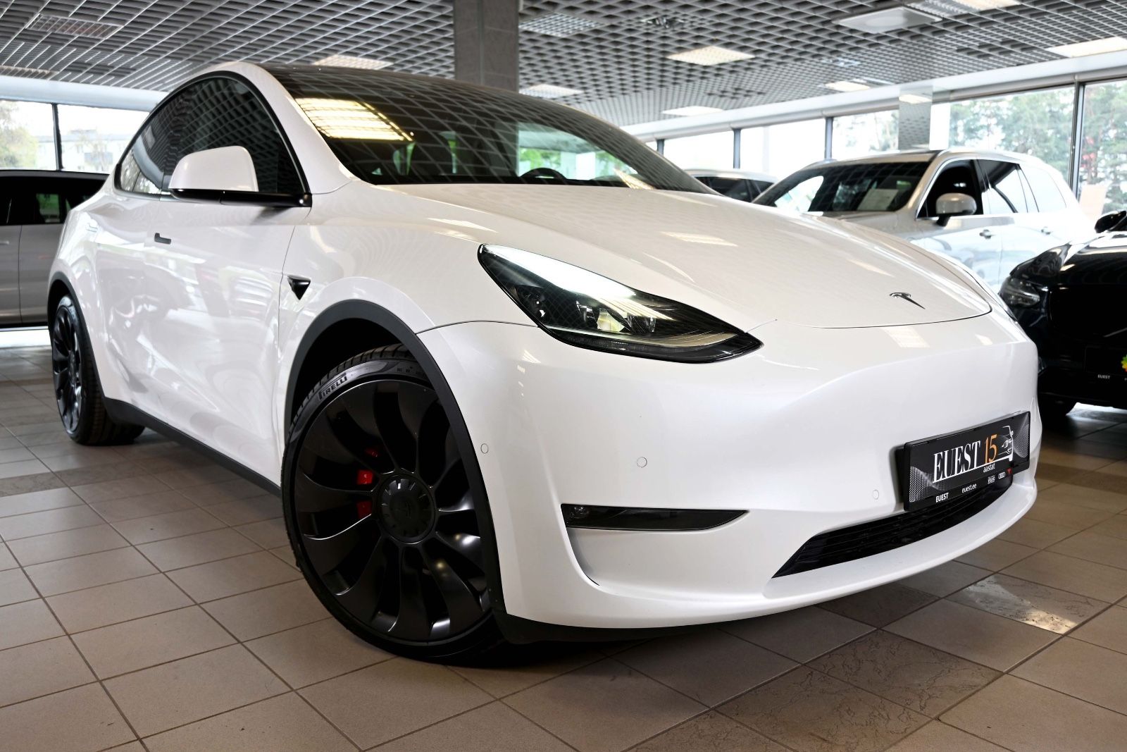 Tesla Model Y PERFORMANCE Dual AWD Long range