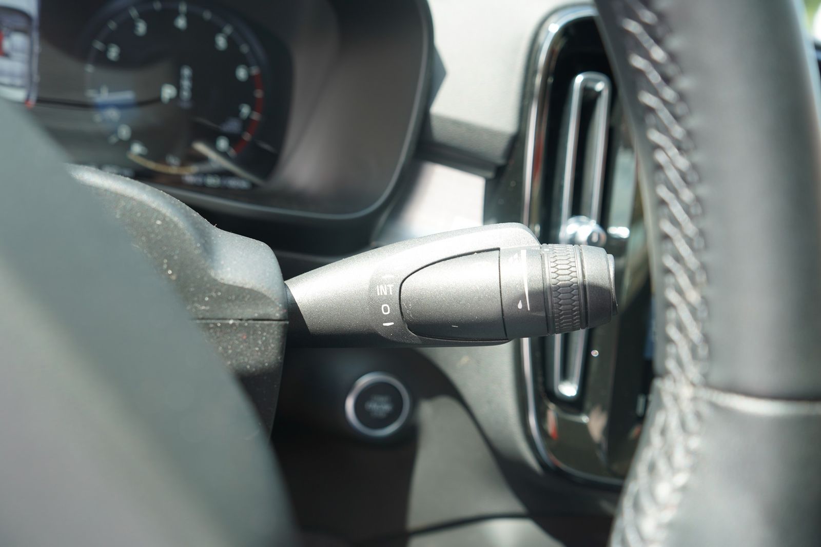 Volvo XC 40 T3 2WD Momentum Pro - Samsaru's Car Outlet