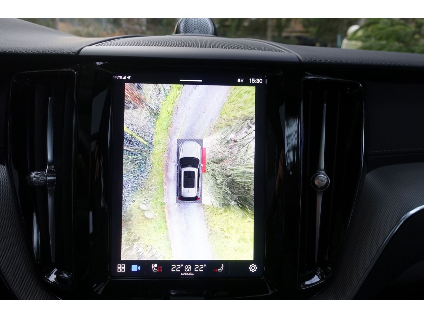 Volvo XC60 B4 D AWD MHEV Ultimate Dark / AHK / Pano /