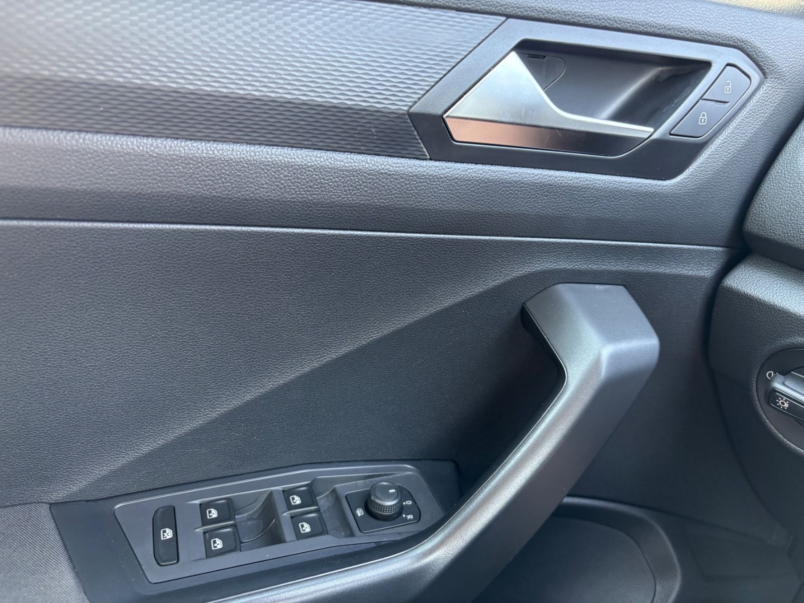 Volkswagen T-Roc - Samsaru's Car Outlet