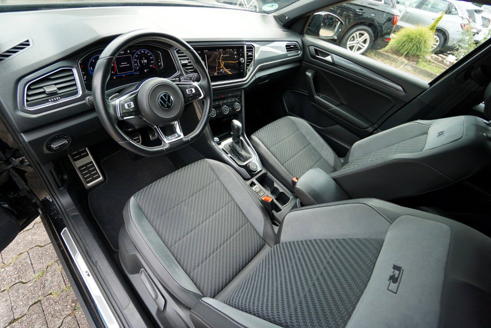 Volkswagen T-Roc 4Motion 2.0 TDI R-Line - Samsaru's Car Outlet