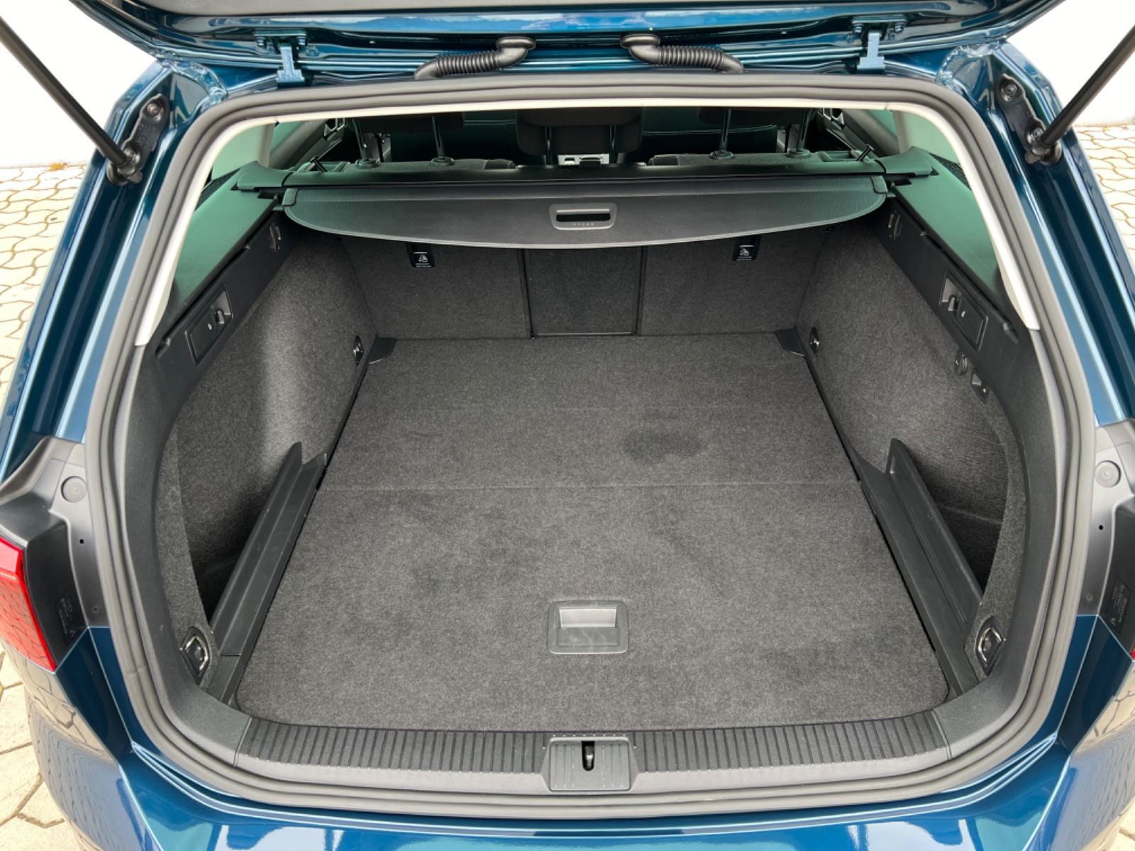 Volkswagen Passat 2.0 TDI - Samsaru's Car Outlet