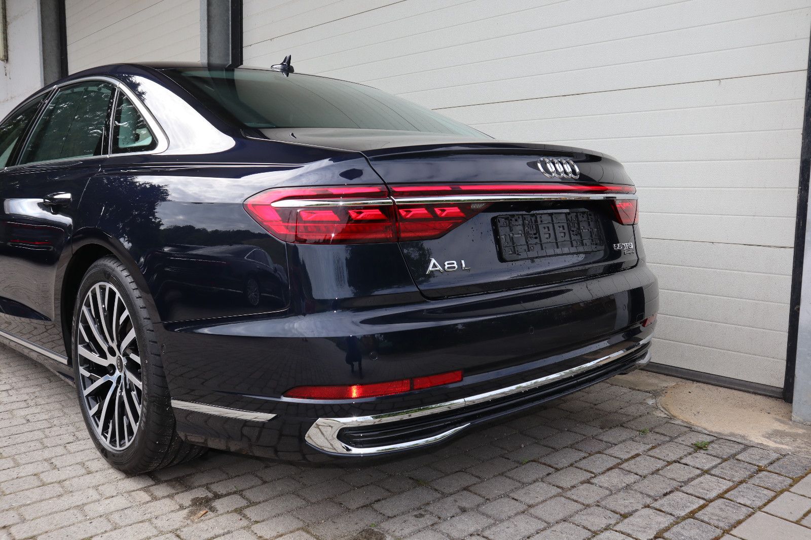 Audi A8L 55 TFSI lang - Samsaru's Car Outlet