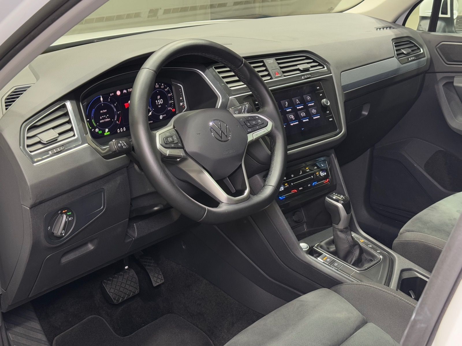 Volkswagen Tiguan Life 1.4 TSI eHybrid - Samsaru's Car Outlet