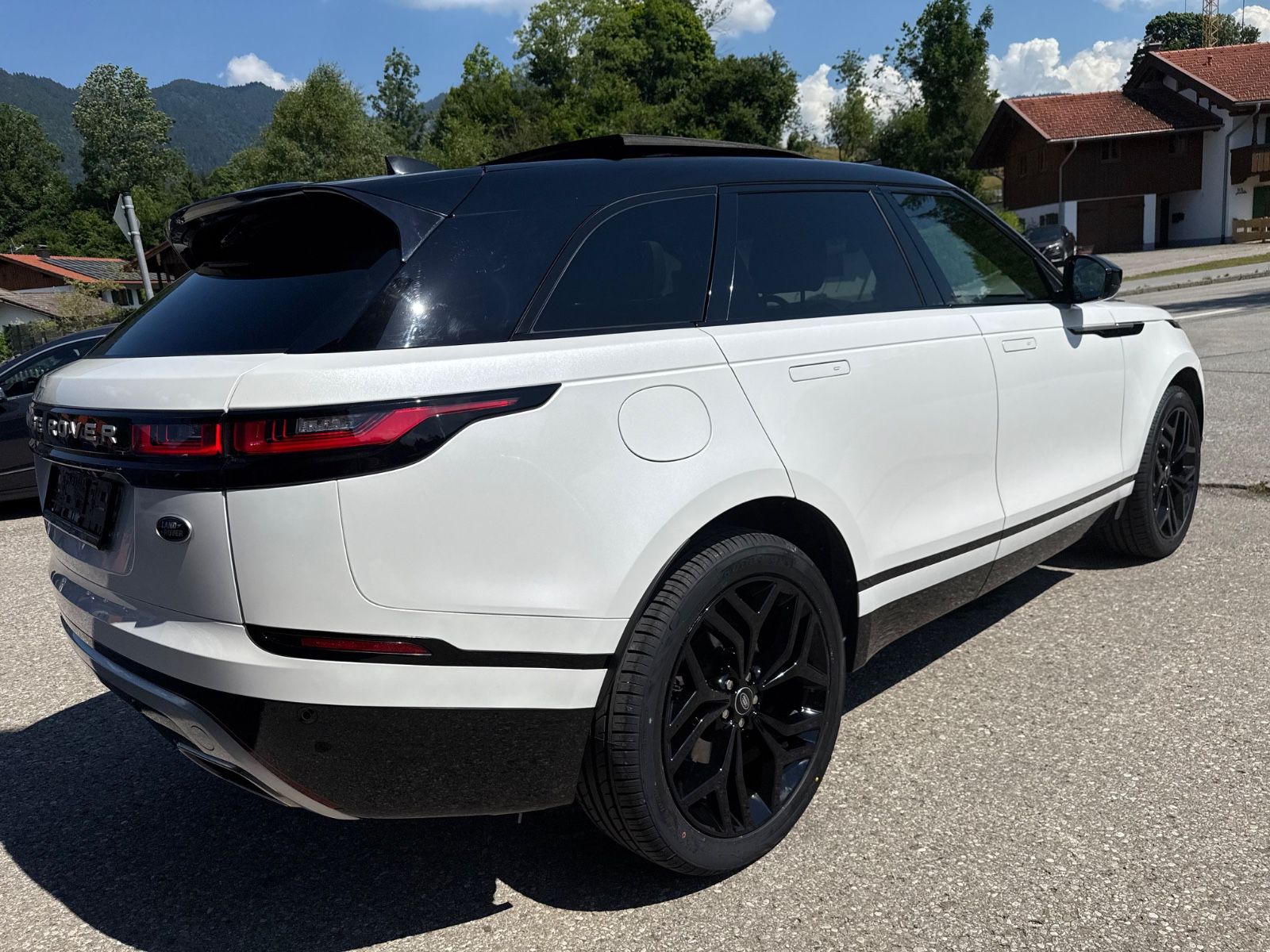 Range Rover Velar D300 Auric Edition - Samsaru's Car Outlet