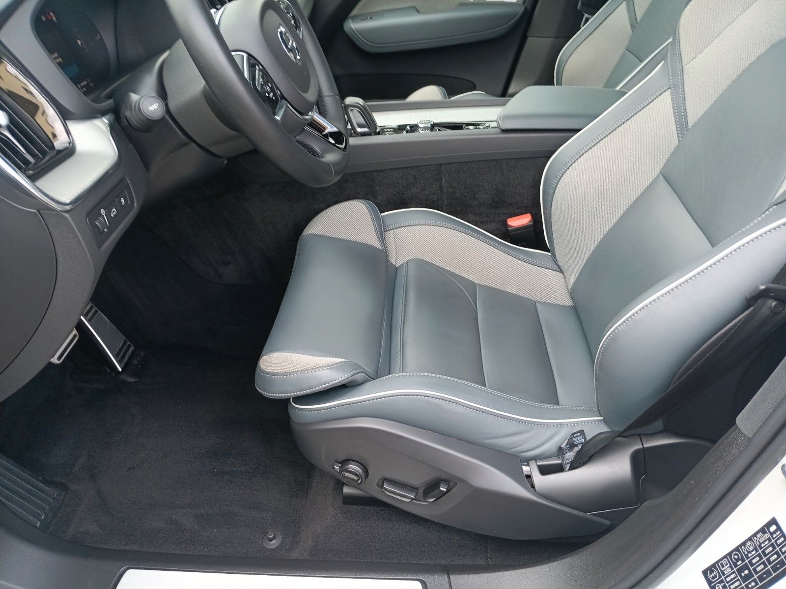 Volvo XC60 T6 Recharge R-Design AWD - Samsaru's Car Outlet