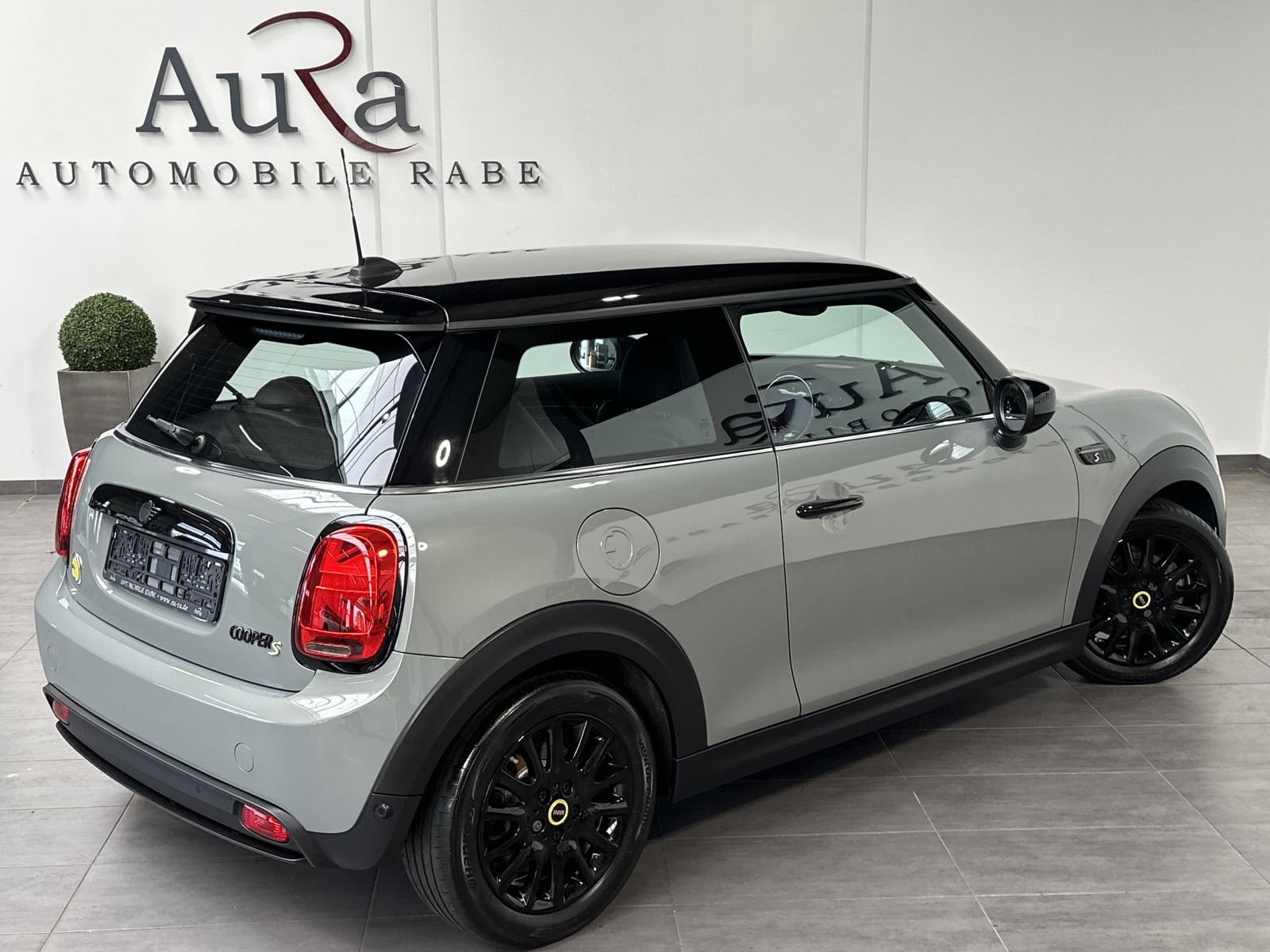 MINI Cooper SE Classic Trim Black - Samsaru's Car Outlet
