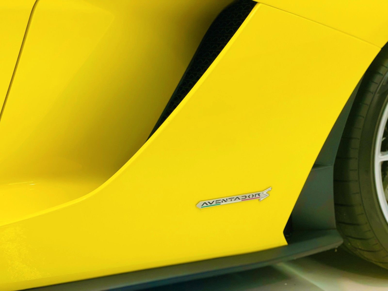 Lamborghini Aventador S - Samsaru's Car Outlet