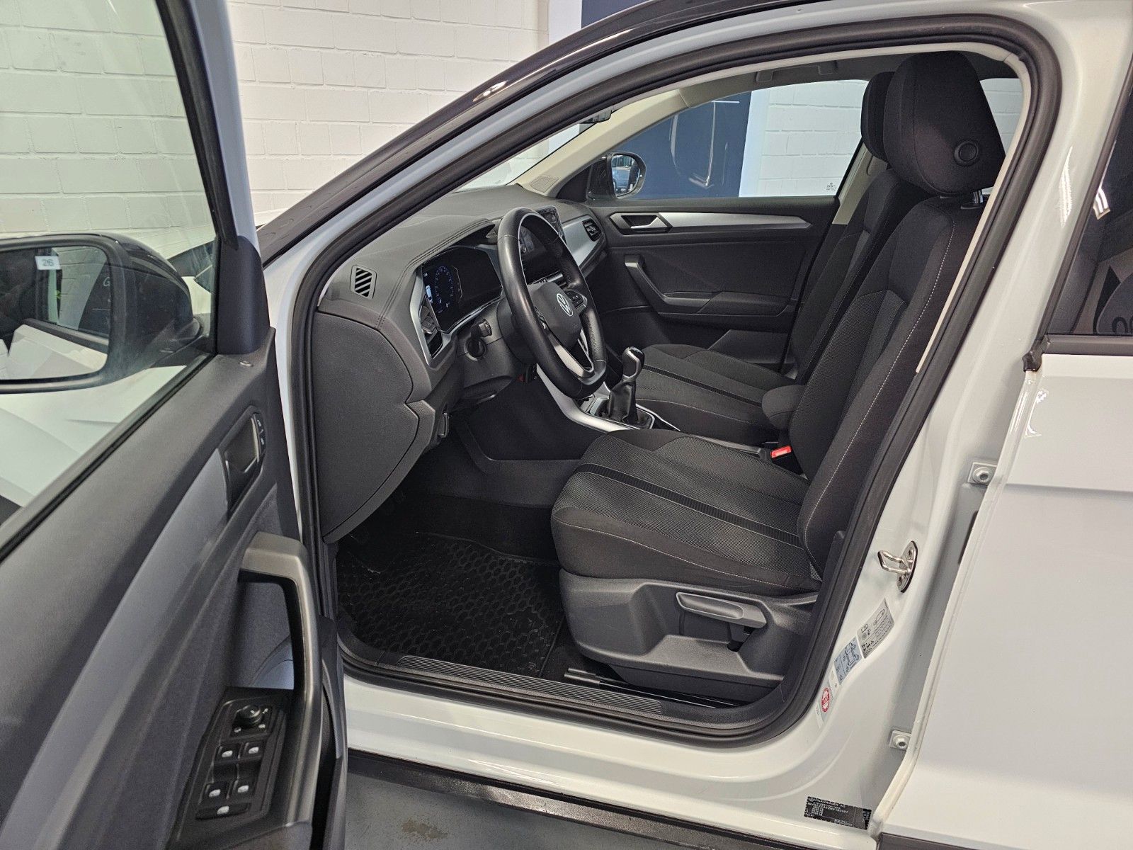 Volkswagen T-Roc 1.5 TSI Life - Samsaru's Car Outlet