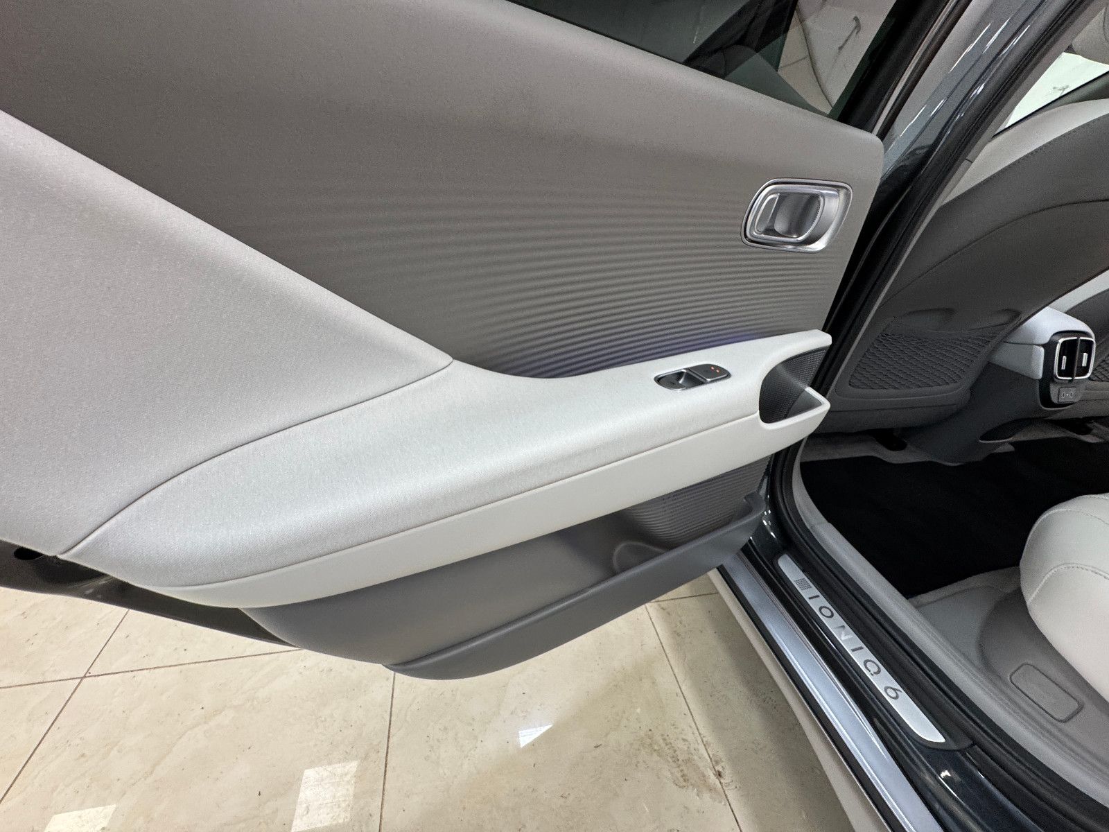 Hyundai IONIQ 6 77,4kWh 325ps 4WD Uniq PANO & DIGI NON