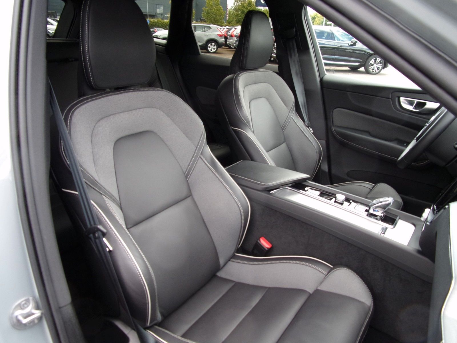Volvo XC 60 B4 Plus Dark AWD - Samsaru's Car Outlet