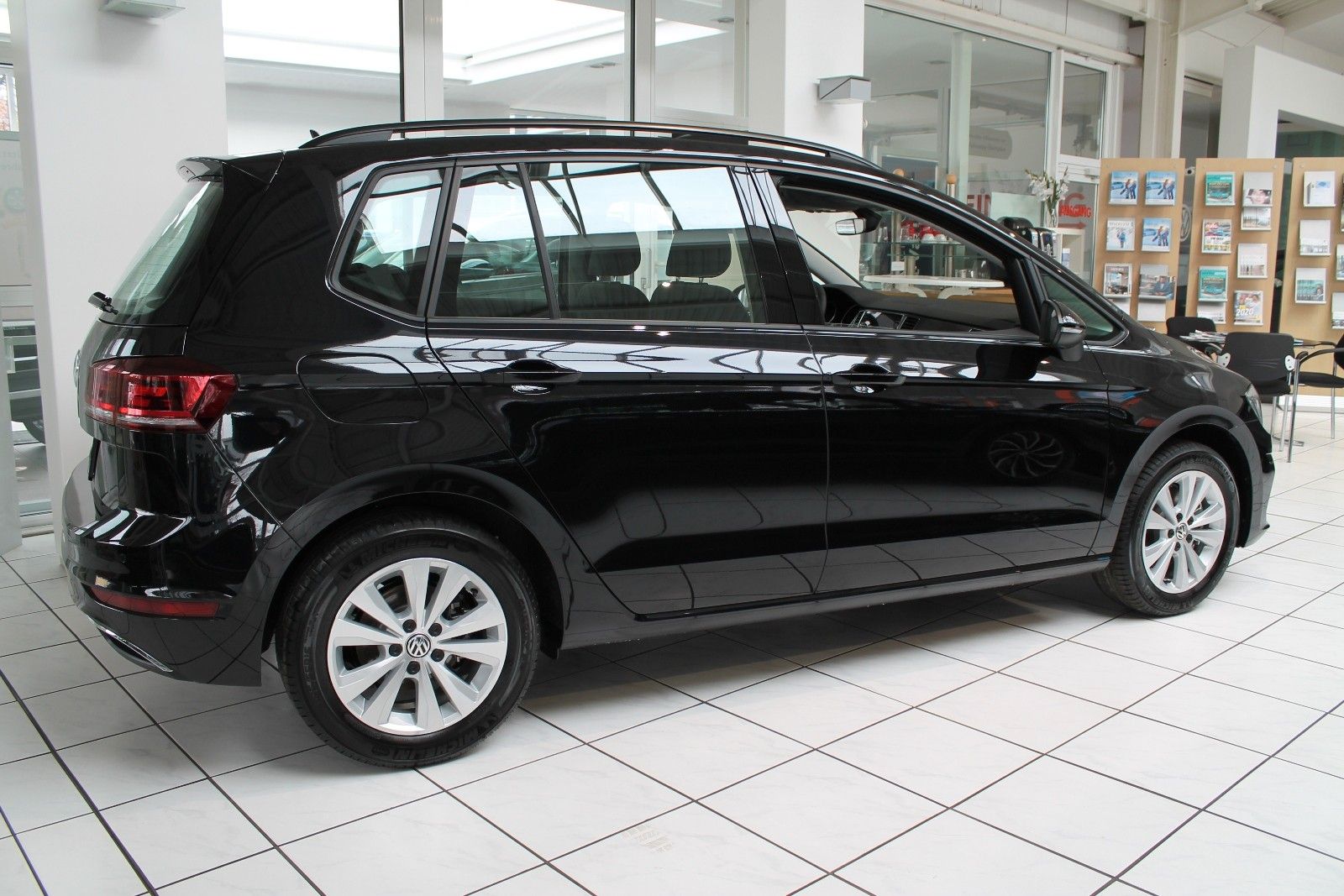 Volkswagen Golf Sportsvan 1.5 TSI ACT Comfortline - Samsaru's Car Outlet