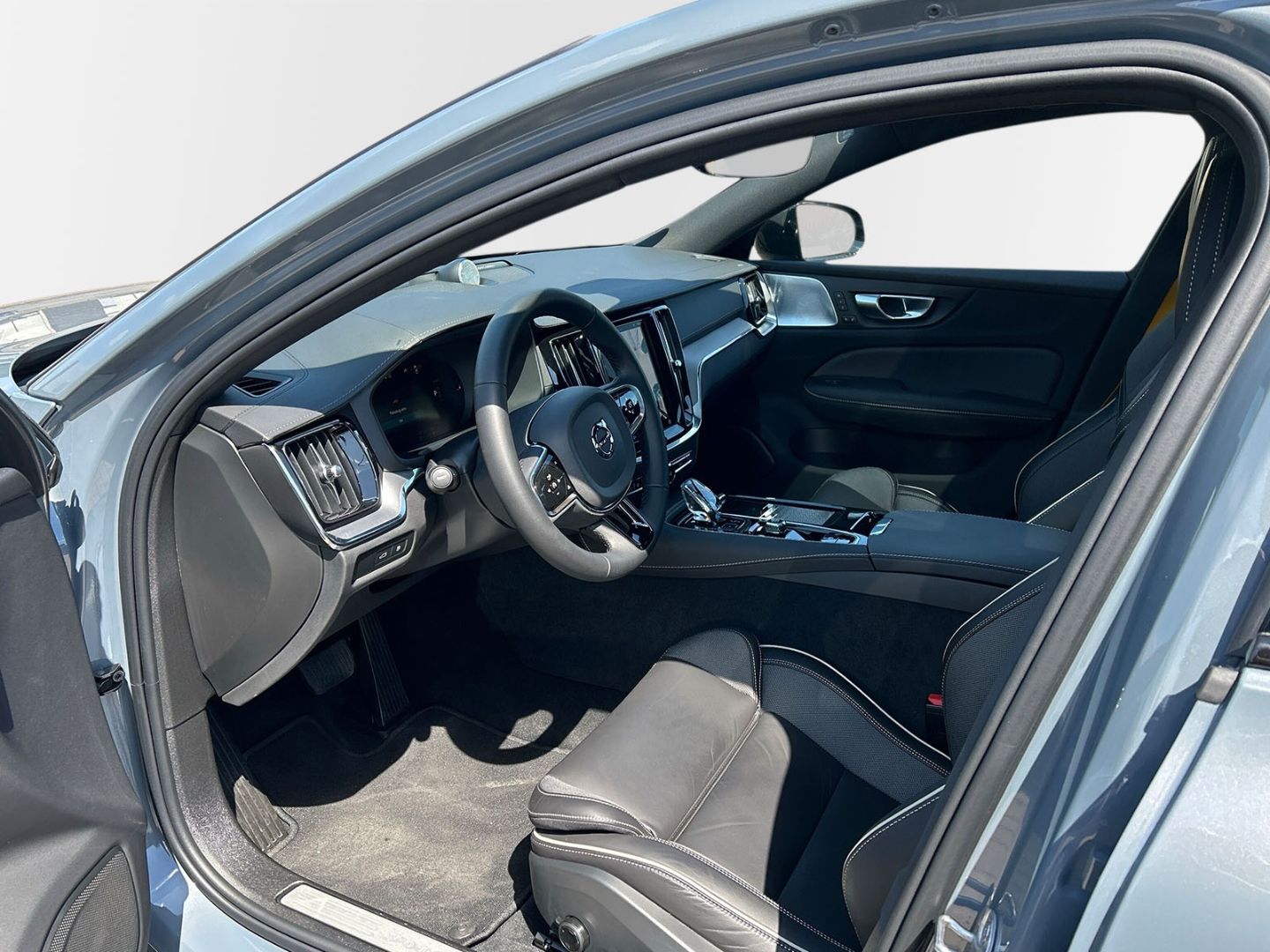 Volvo S60 Recharge T8 AWD Polestar Engineered 19'' B&W