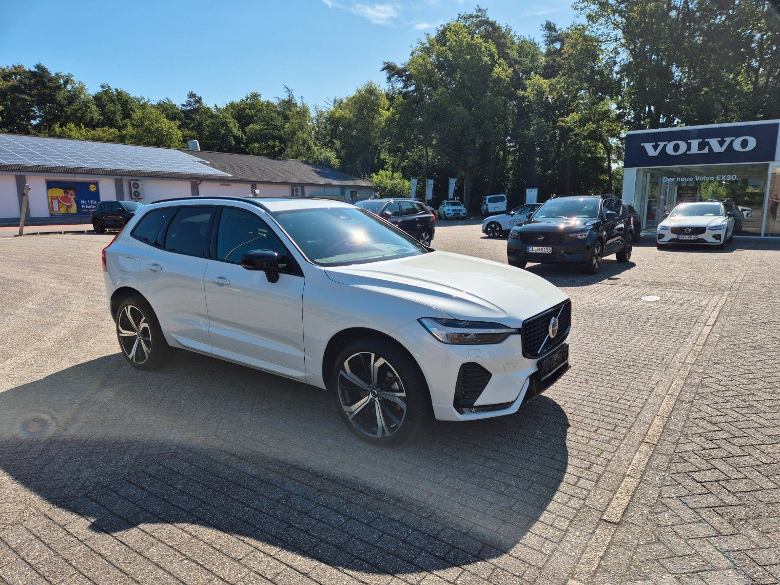 Volvo XC60 Ultimate Dark AWD B4 - Samsaru's Car Outlet