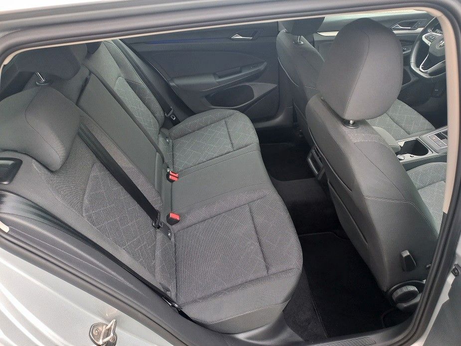 Volkswagen Golf VIII 2.0 TDi Life - Samsaru's Car Outlet