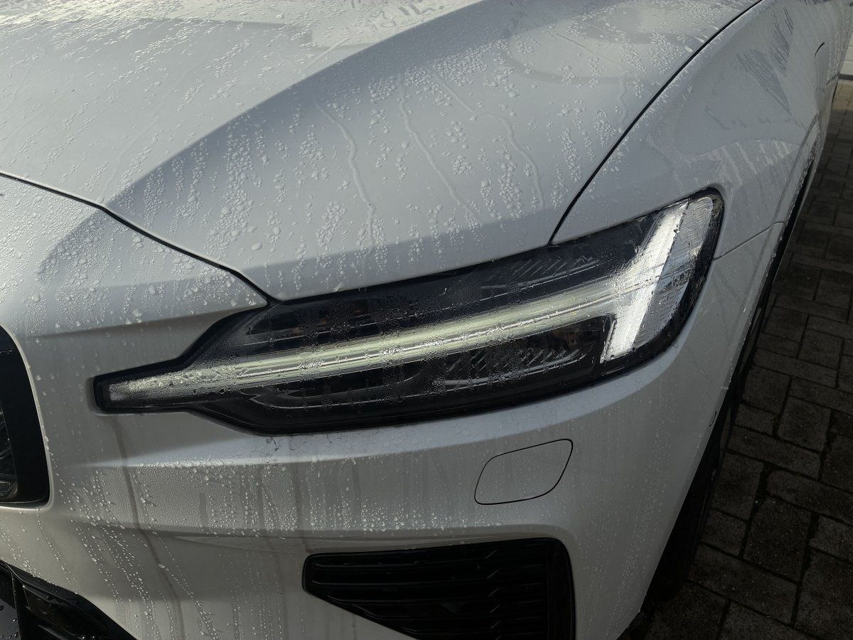 Volvo V60 T6 Ultra Dark AWD Plug-in Hybrid B&W AHK