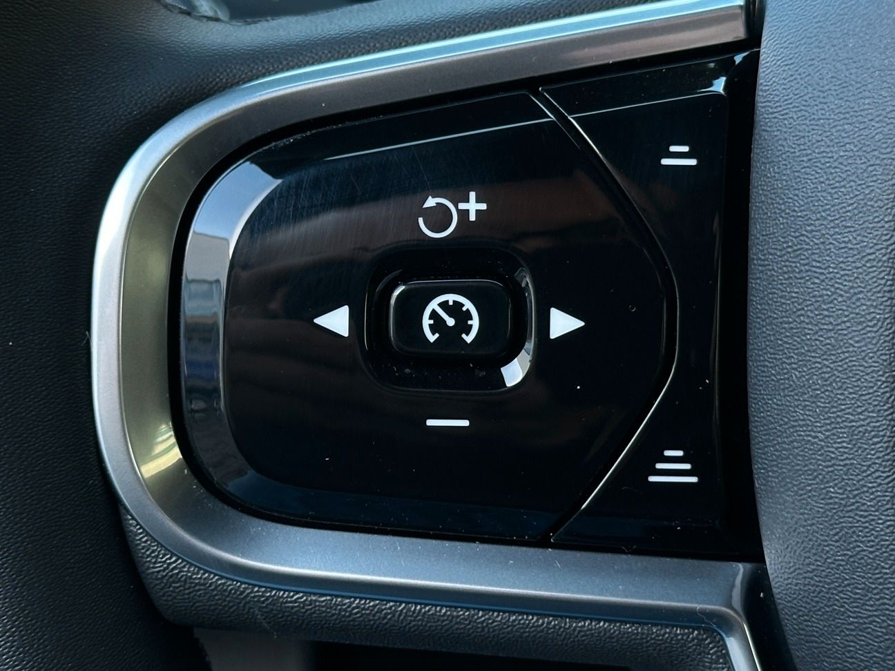 Volvo V60 T8 Recharge AWD Ultimate Dark *Pano*AHK*ACC*