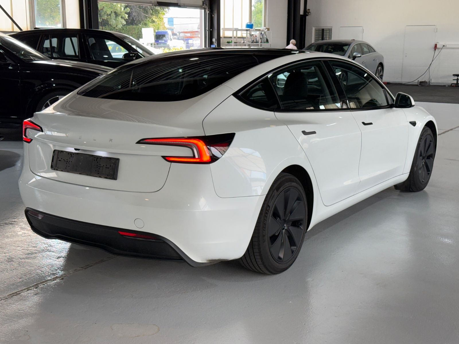 Tesla Model 3 RWD Plus NEW-Model