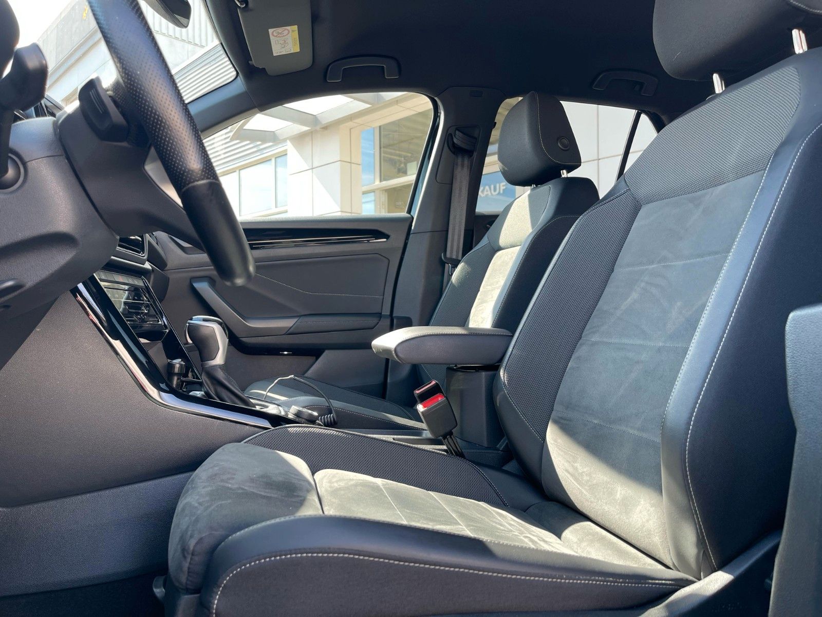 Volkswagen T-Roc R-Line 2.0 TSI Allrad - Samsaru's Car Outlet