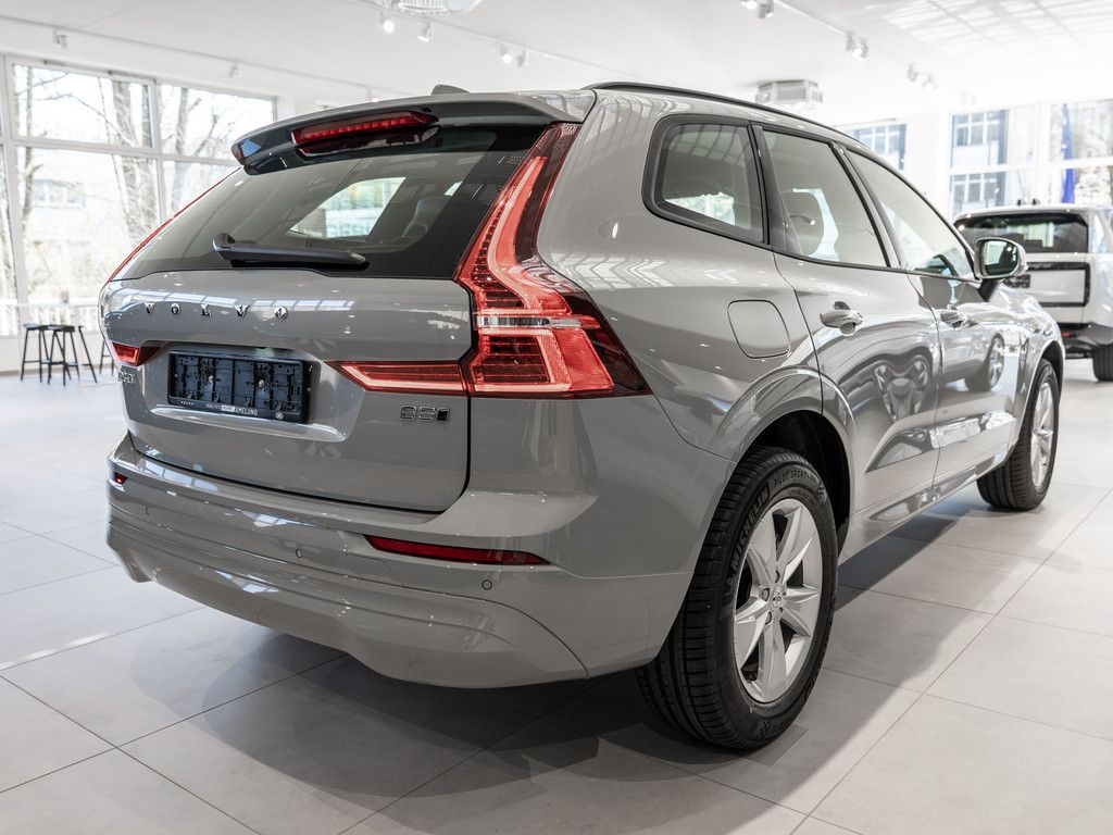 Volvo XC60 B5 AWD Essential NAVI W-LAN AHK LED FACEL.