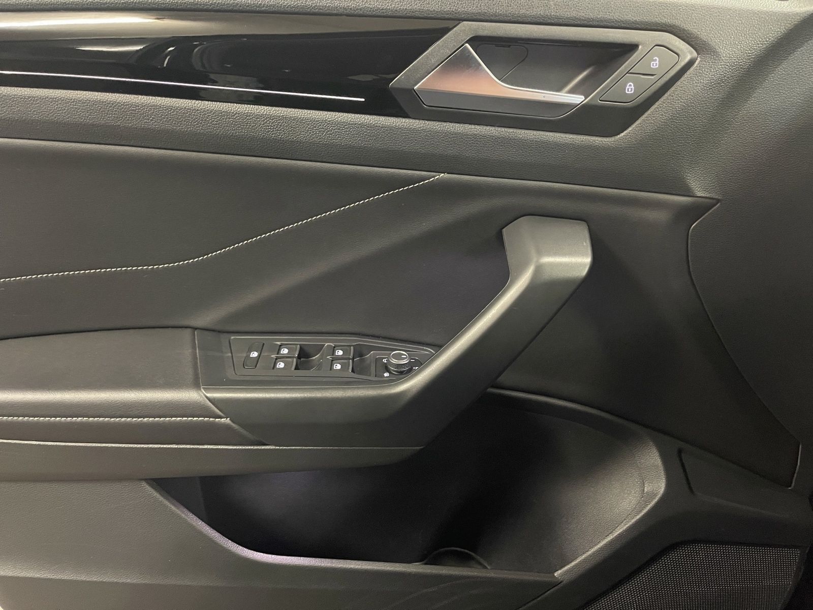 Volkswagen T-Roc 1.5 TSI Style - Samsaru's Car Outlet