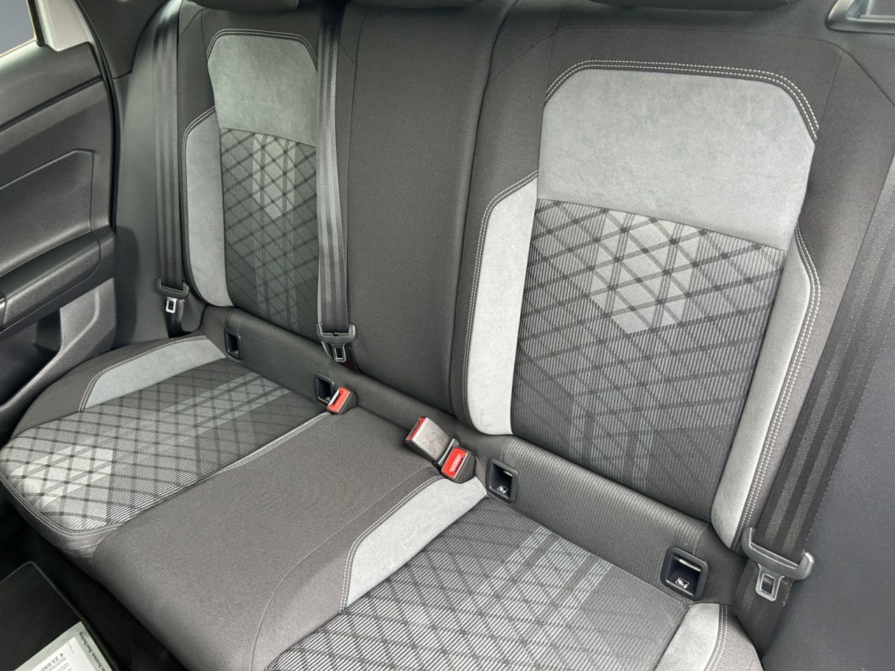 Volkswagen Taigo 1.0 TSI DSG R-Line - Samsaru's Car Outlet