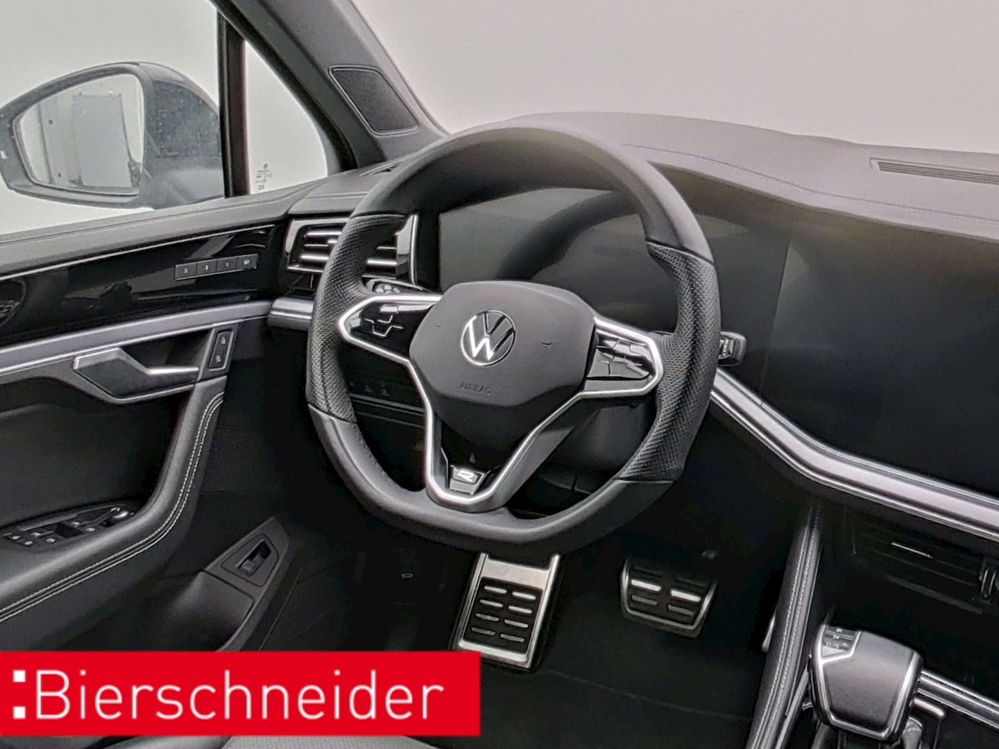 Volkswagen Touareg 3.0 TDI R-line BLACK-STYLE - Samsaru's Car Outlet