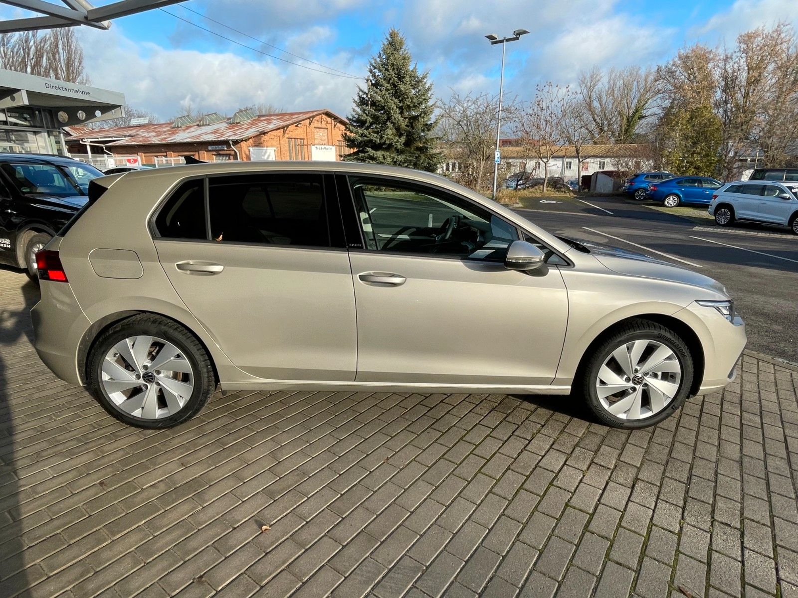 Volkswagen Golf 1.5 TSI MOVE - Samsaru's Car Outlet