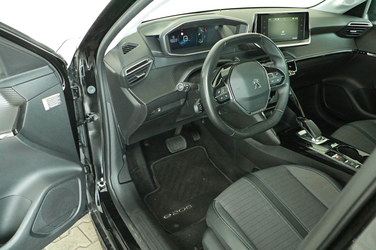 Peugeot E-208 e-Allure - Samsaru's Car Outlet